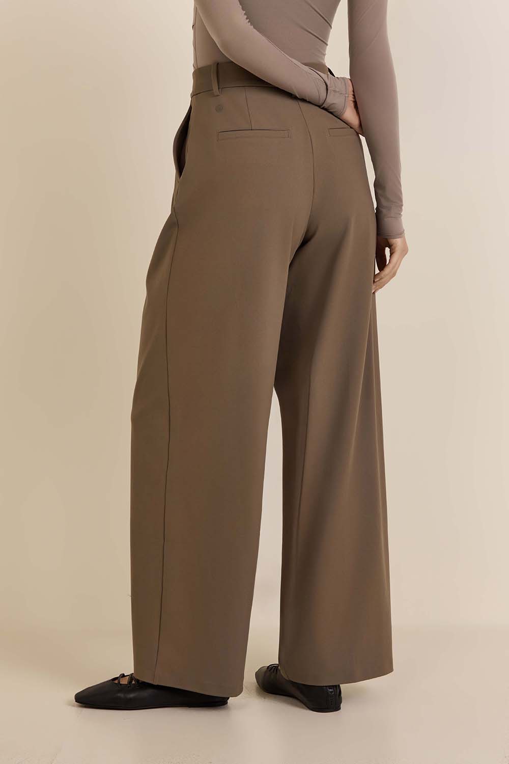 תמונת דוגמן אחורית של Daydrift High-Rise Trouser Regular