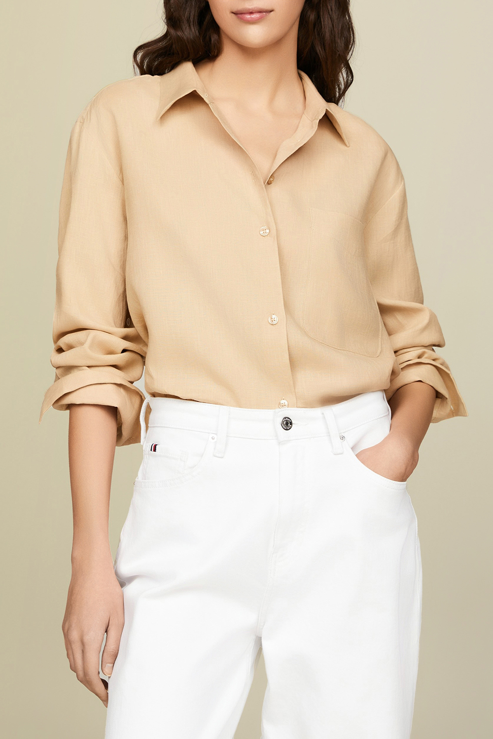 תמונת דוגמן קידמית של חולצת פשתן מכופתרת