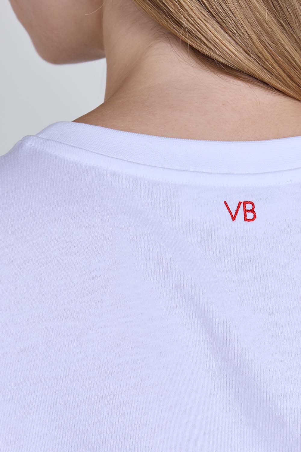 תמונת תקריב דוגמן של חולצת טי כותנה