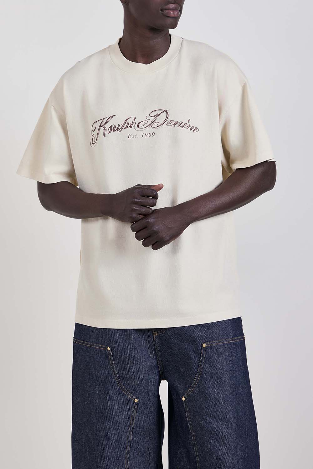 תמונת דוגמן קידמית של חולצת טי אוברסייז