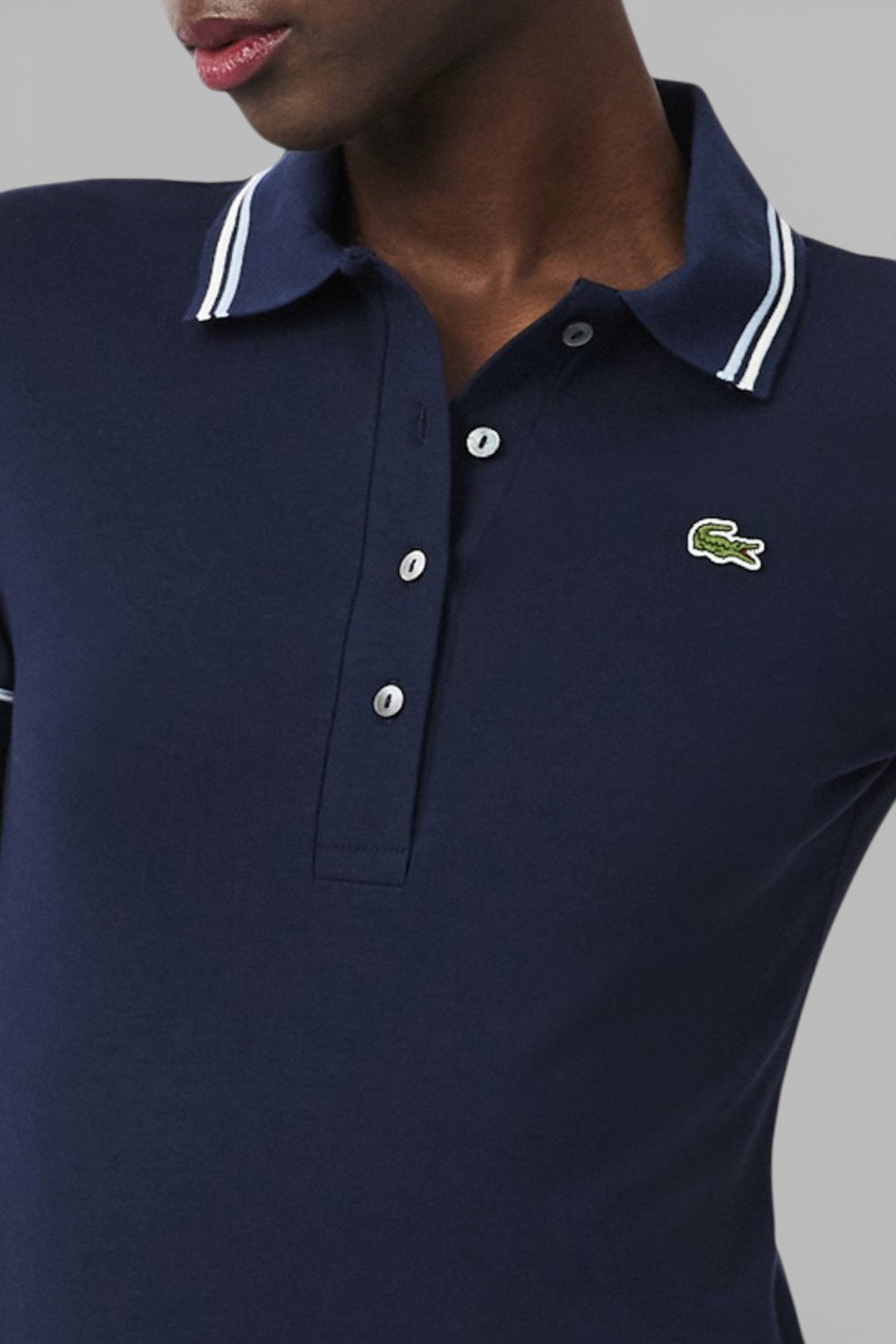 תמונת תקריב דוגמן של חולצת פולו בגזרת סלים