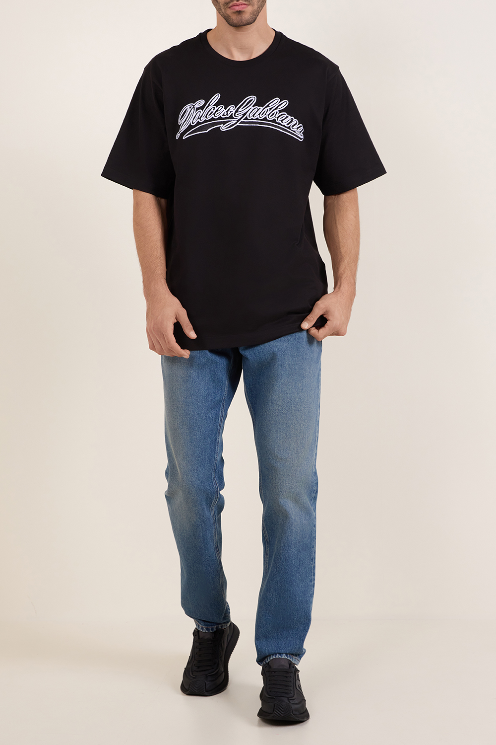 תמונת דוגמן קידמית של נעלי סניקרס