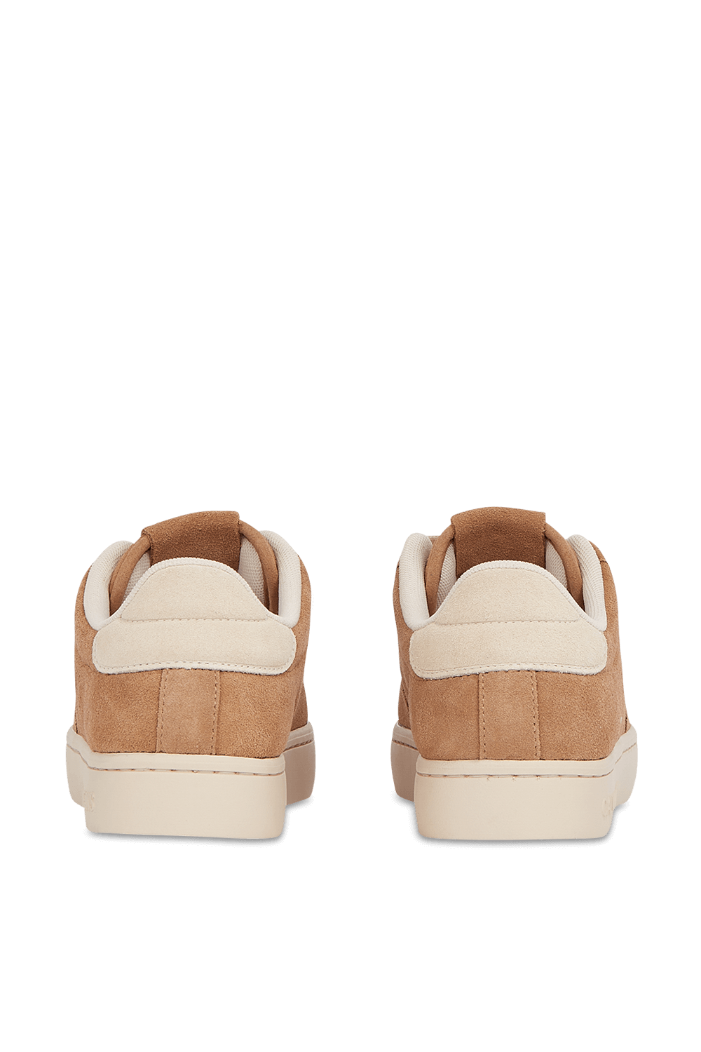 תמונת תקריב של נעלי סניקרס