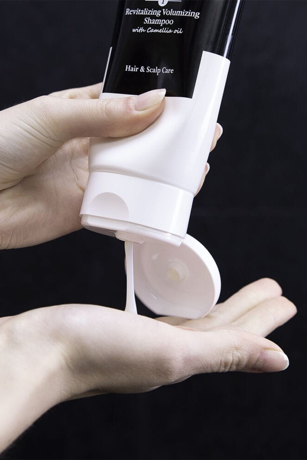 תמונת תקריב של Sisley Volumizing Shampoo