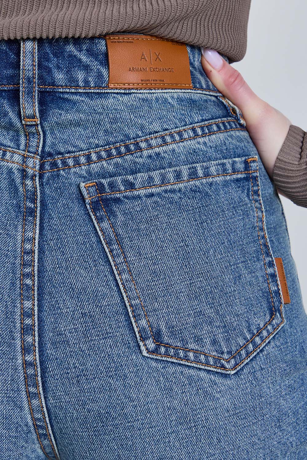 תמונת תקריב דוגמן של מכנסי ג'ינס בגזרה משוחררת