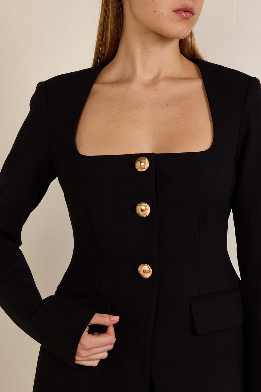 תמונת תקריב דוגמן של חולצה מחויטת בסגנון בלייזר