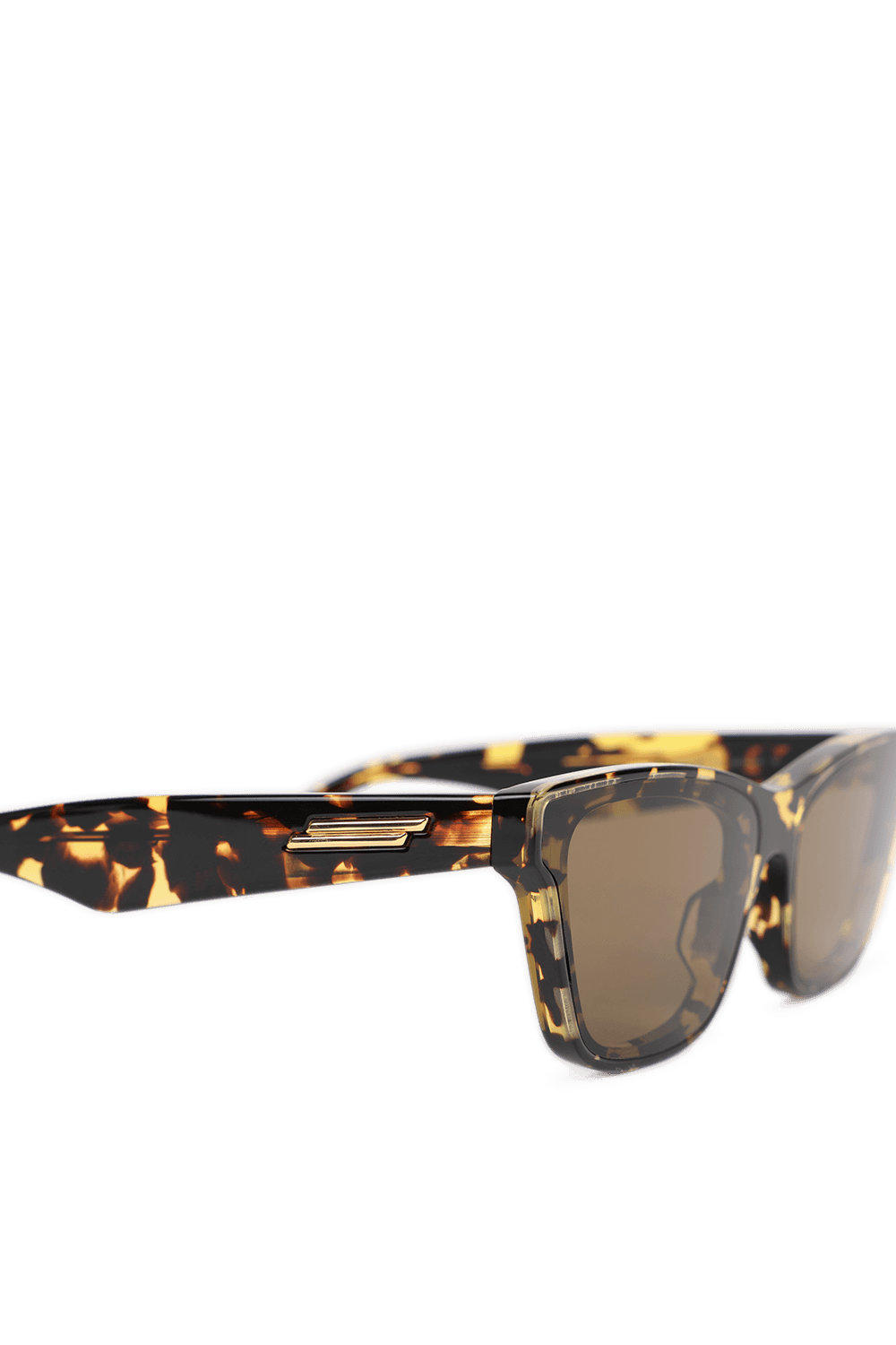 תמונת תקריב של משקפי שמש עם מסגרת מרובעת בצבעי חום