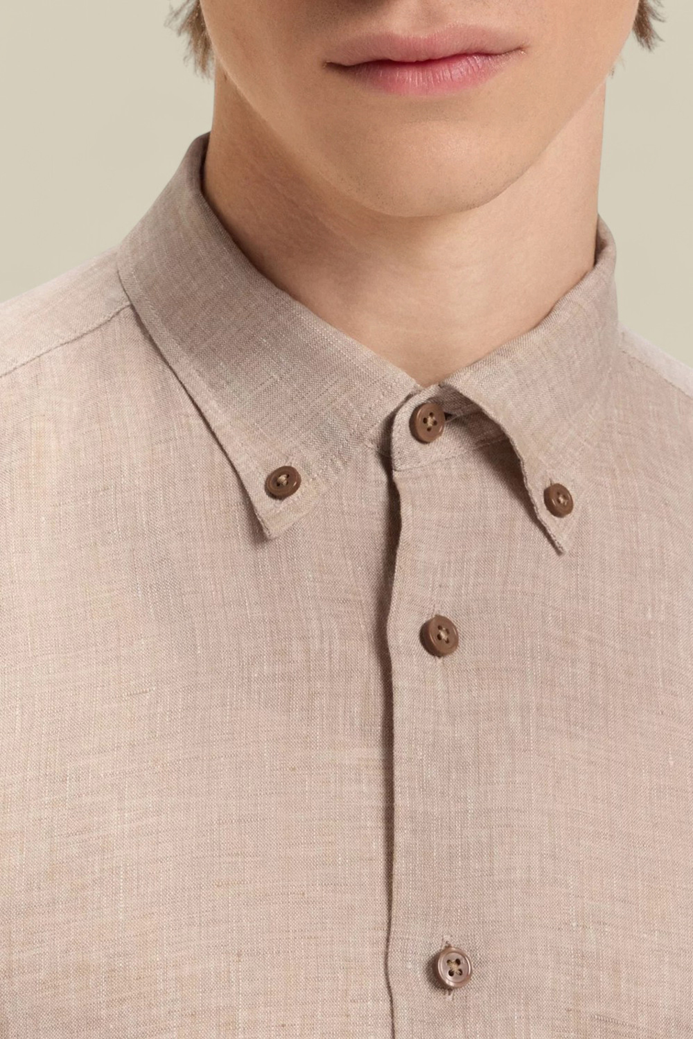 תמונת תקריב דוגמן של חולצת כפתורים