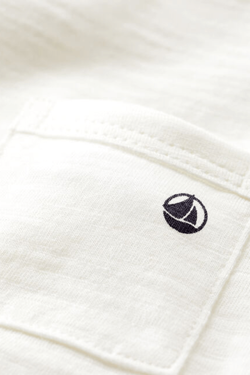 תמונת תקריב של גילאי 18-36 חודשים חולצת טי לבנה עם כיס בצד