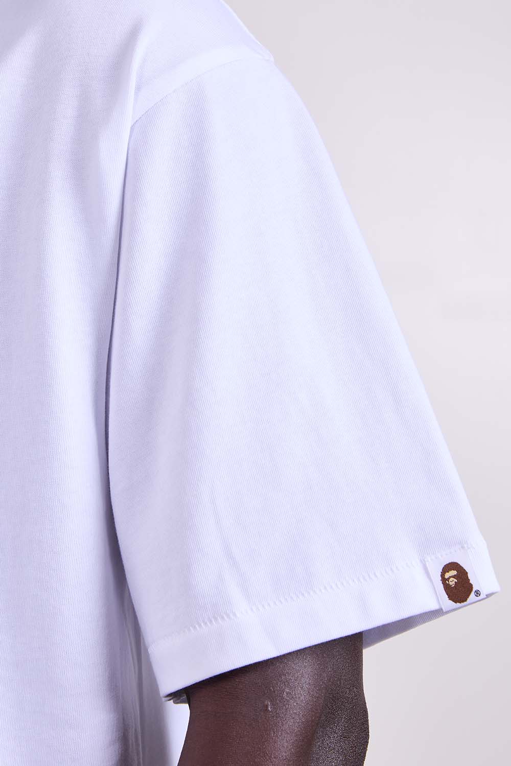 תמונת תקריב דוגמן של חולצת טי בגזרה משוחררת