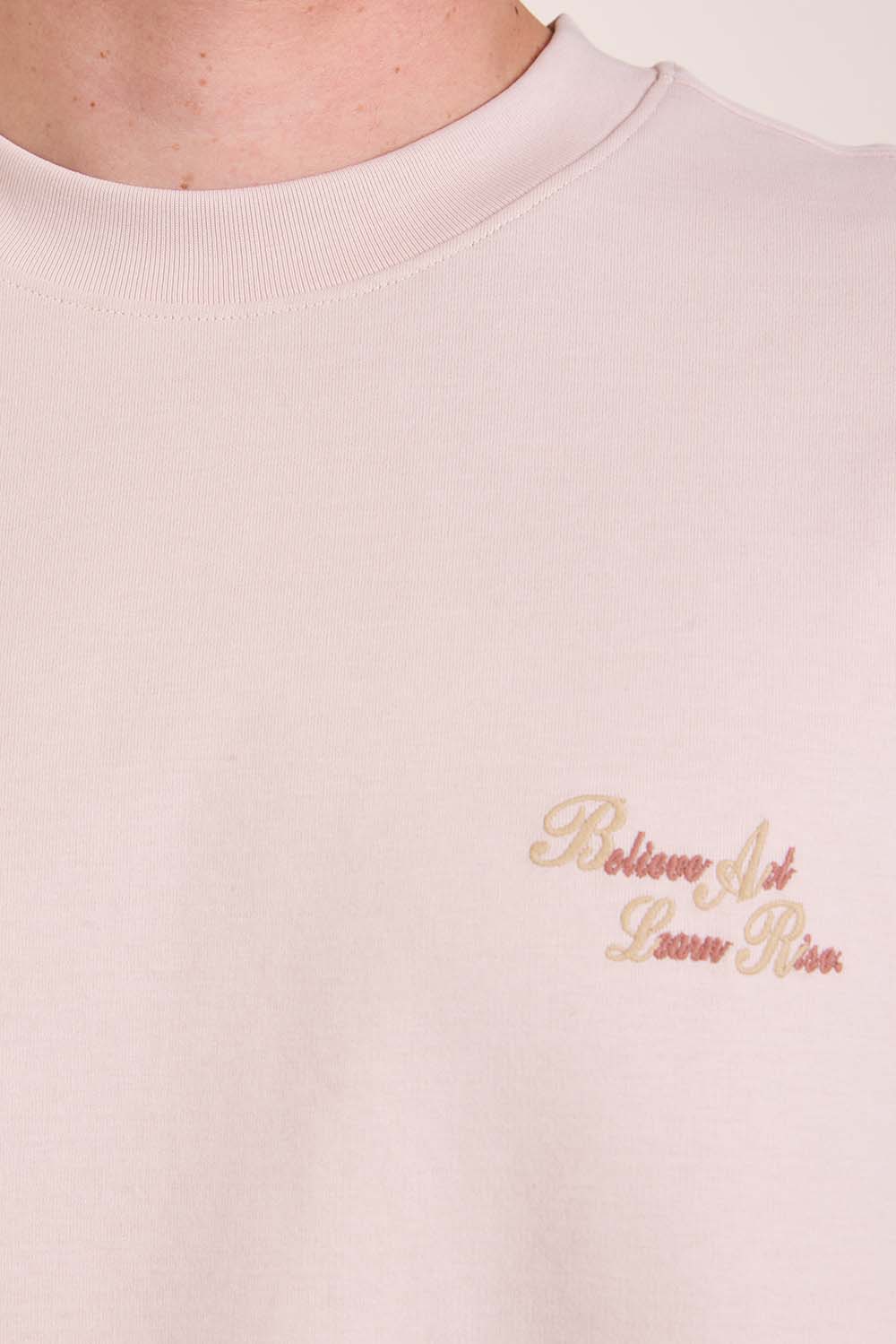 תמונת תקריב דוגמן של טישירט שרוול קצר