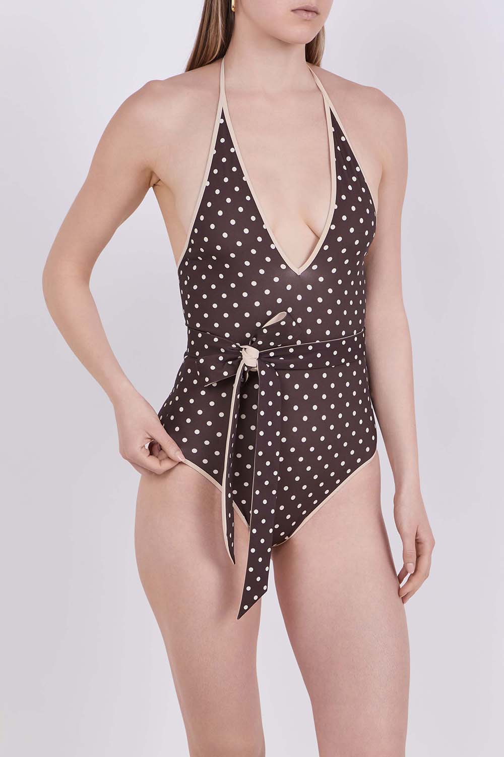 תמונת דוגמן קידמית של בגד ים שלם נקודות