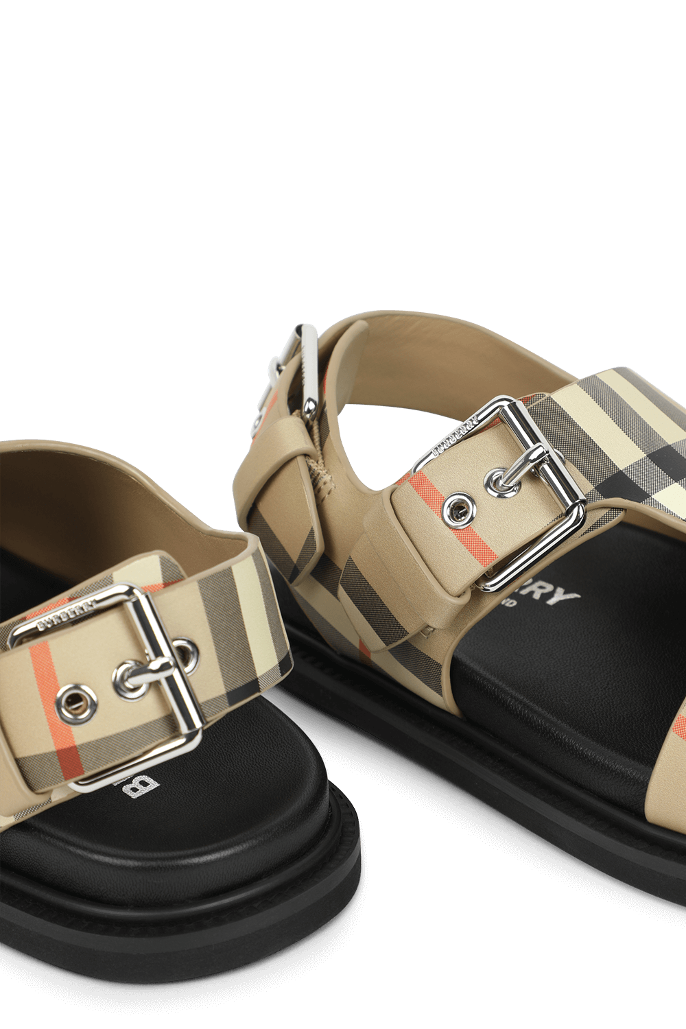 תמונת תקריב של סנדלים מעור בהדפס משבצות - מידות 27-35