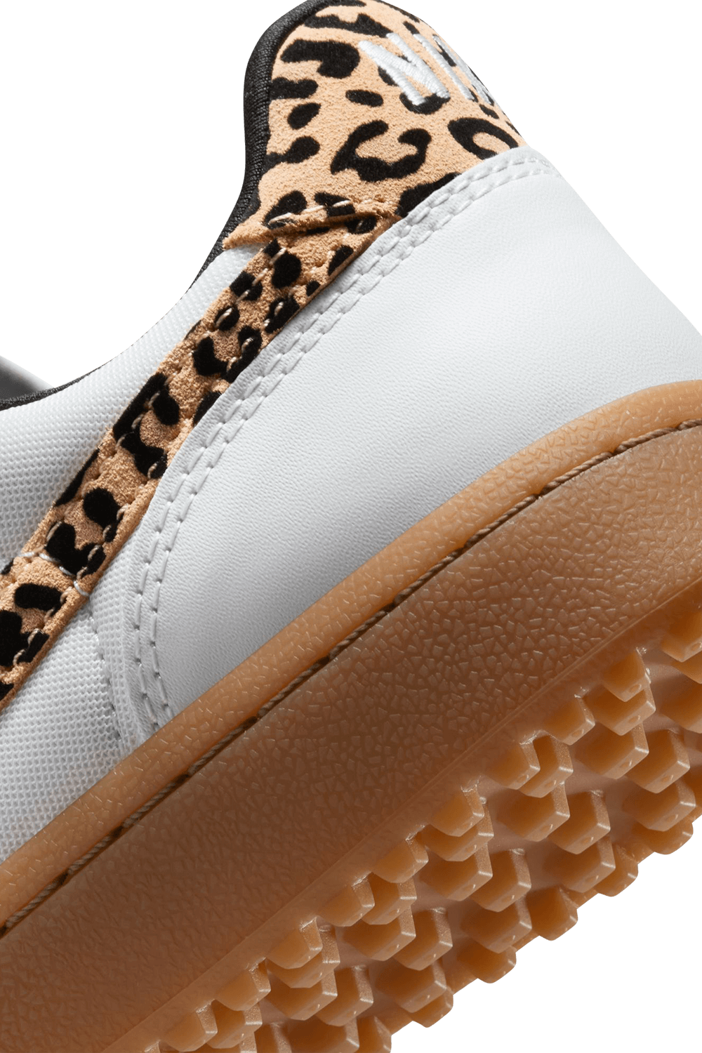 תמונת תקריב של נעלי סניקרס פילד ג'נרל