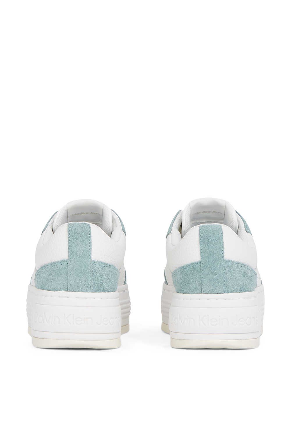 תמונת תקריב של נעלי סניקרס פלטפורמה