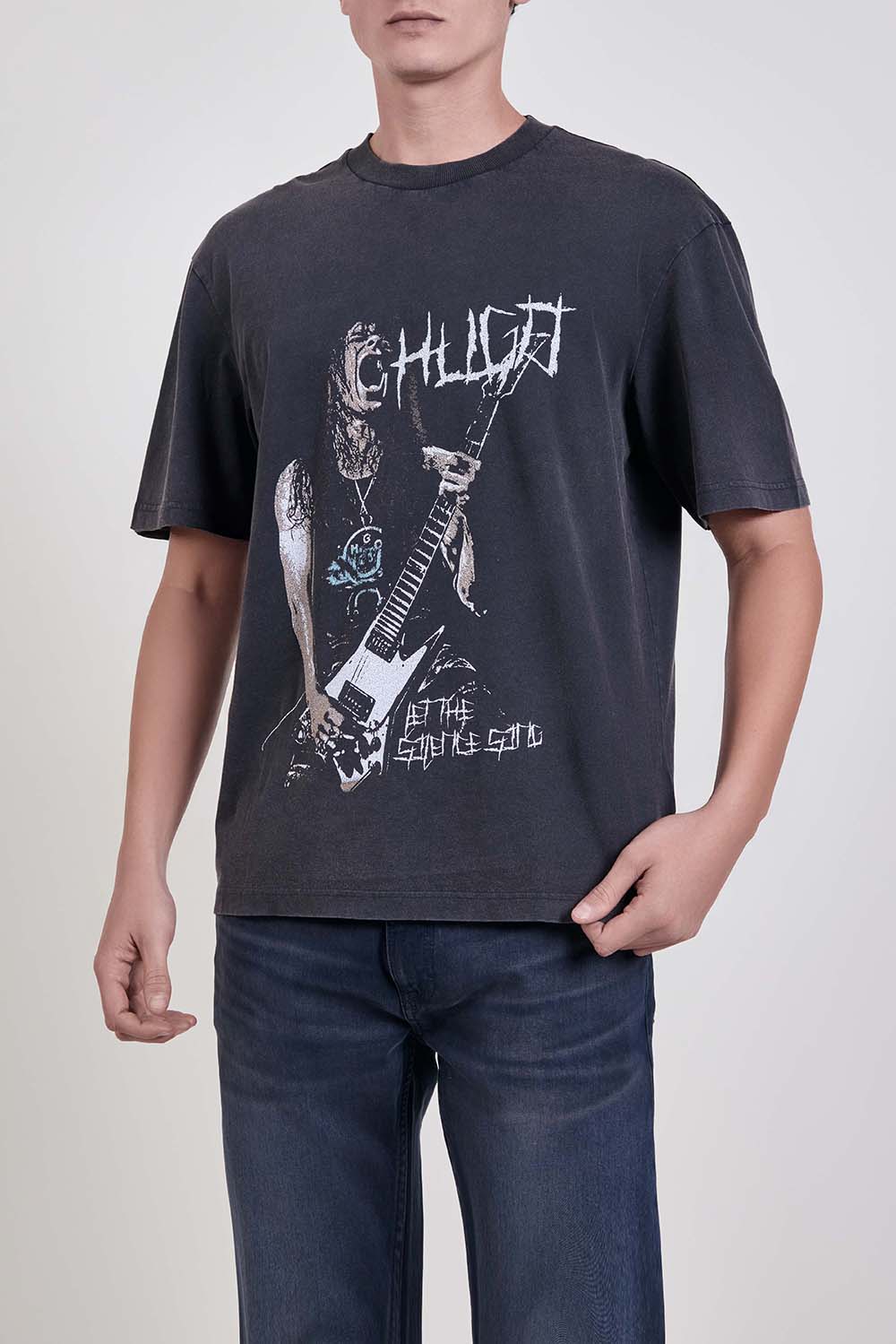 תמונת דוגמן קידמית של חולצת טי בגזרה ישרה