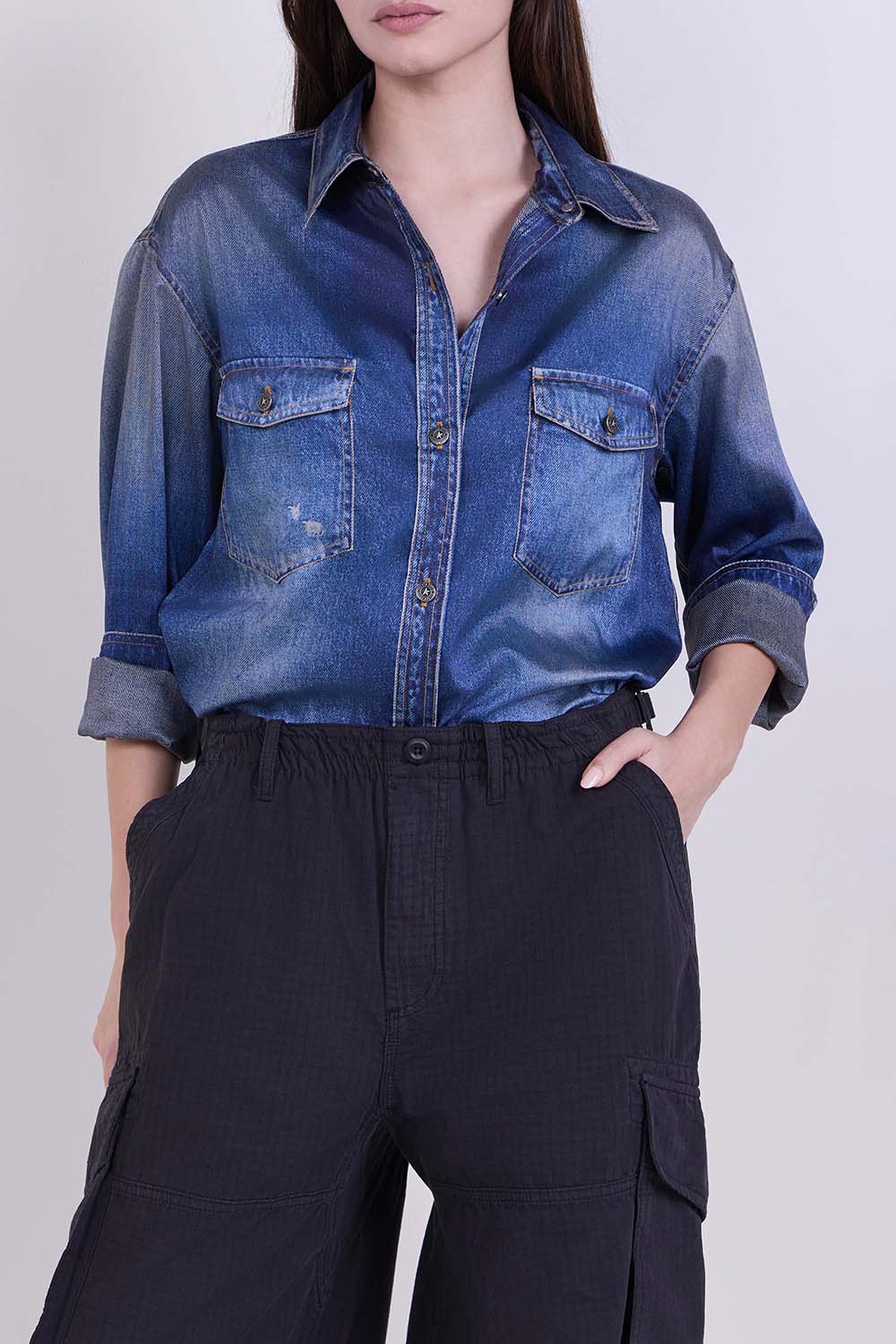 תמונת דוגמן קידמית של חולצה מכופתרת בהדפס ג'ינס