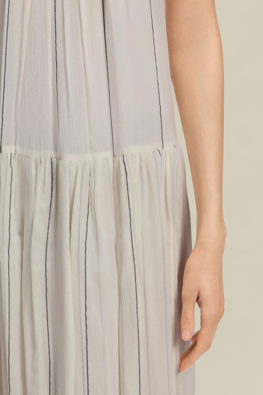 תמונת תקריב דוגמן של שמלת מקסי