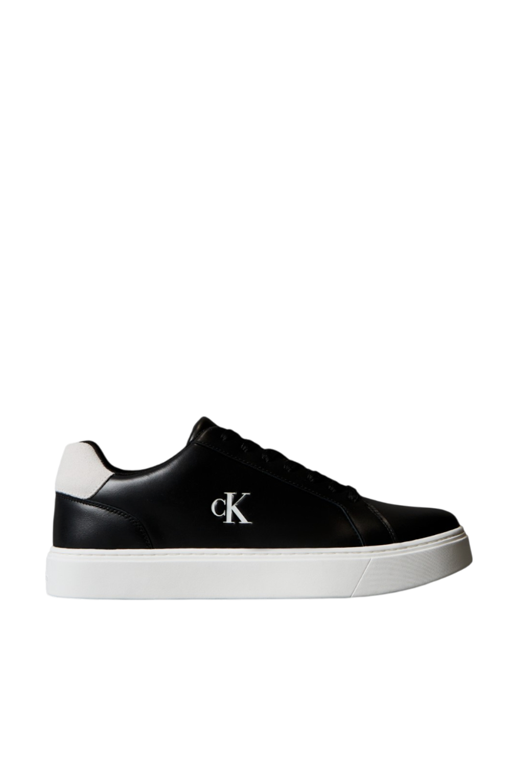 תמונה קידמית של נעלי סניקרס