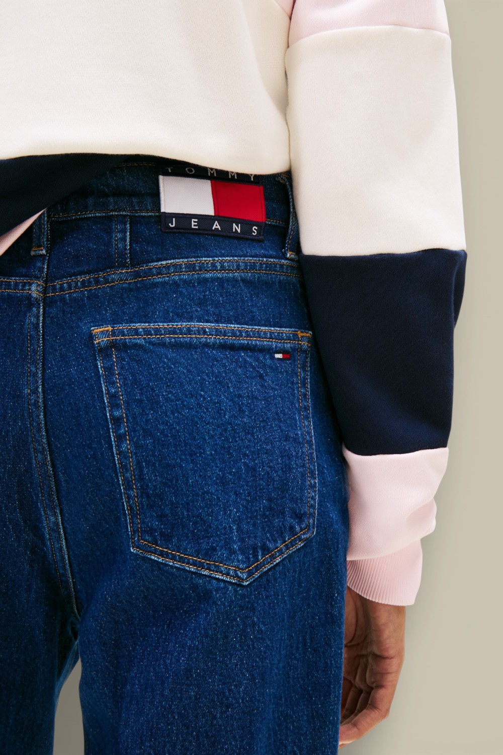 תמונת תקריב דוגמן של מכנסי ג'ינס בגזרה ישרה