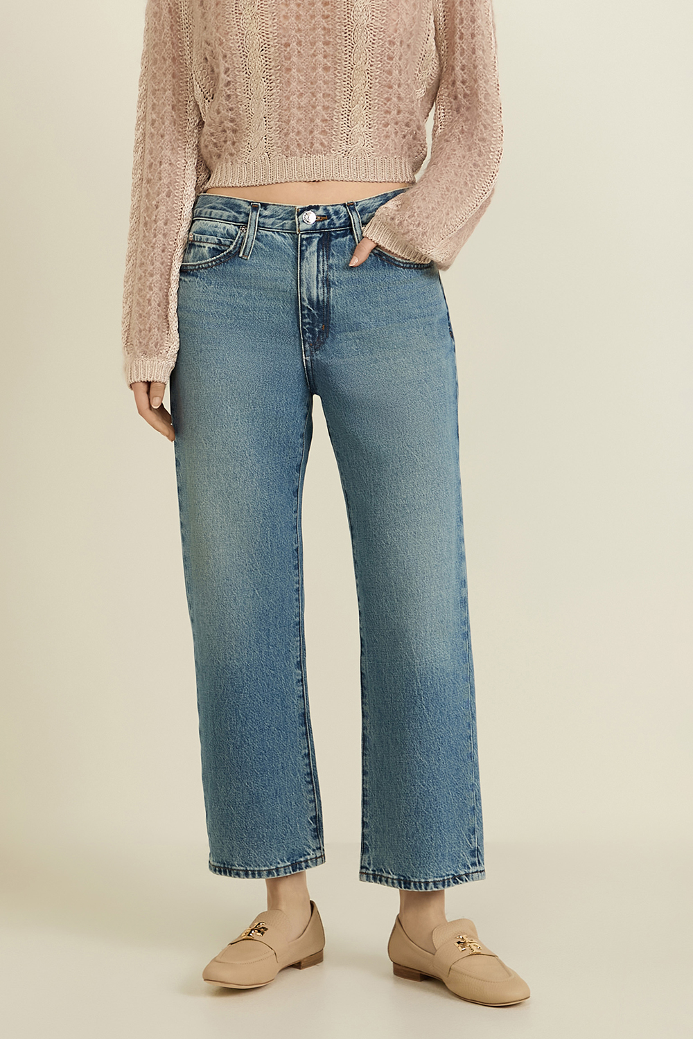 תמונת דוגמן קידמית של מכנסי ג'ינס בגזרת קרופ ישרה