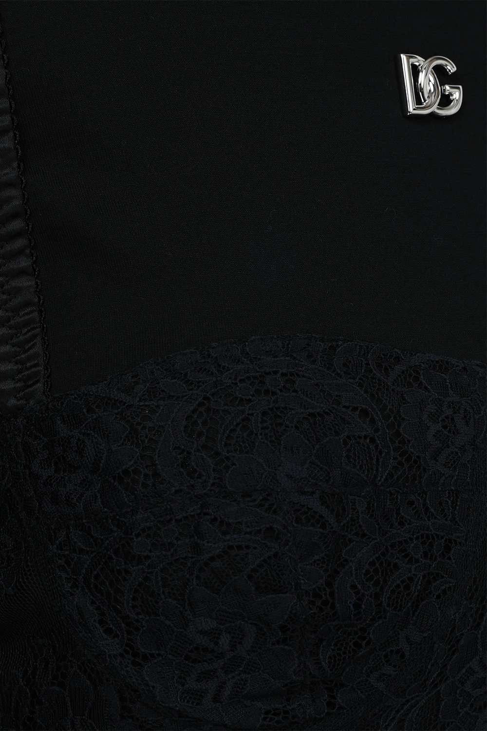 תמונה אחורית של חולצת טי אוברסייז עם טופ ברלט תחרה