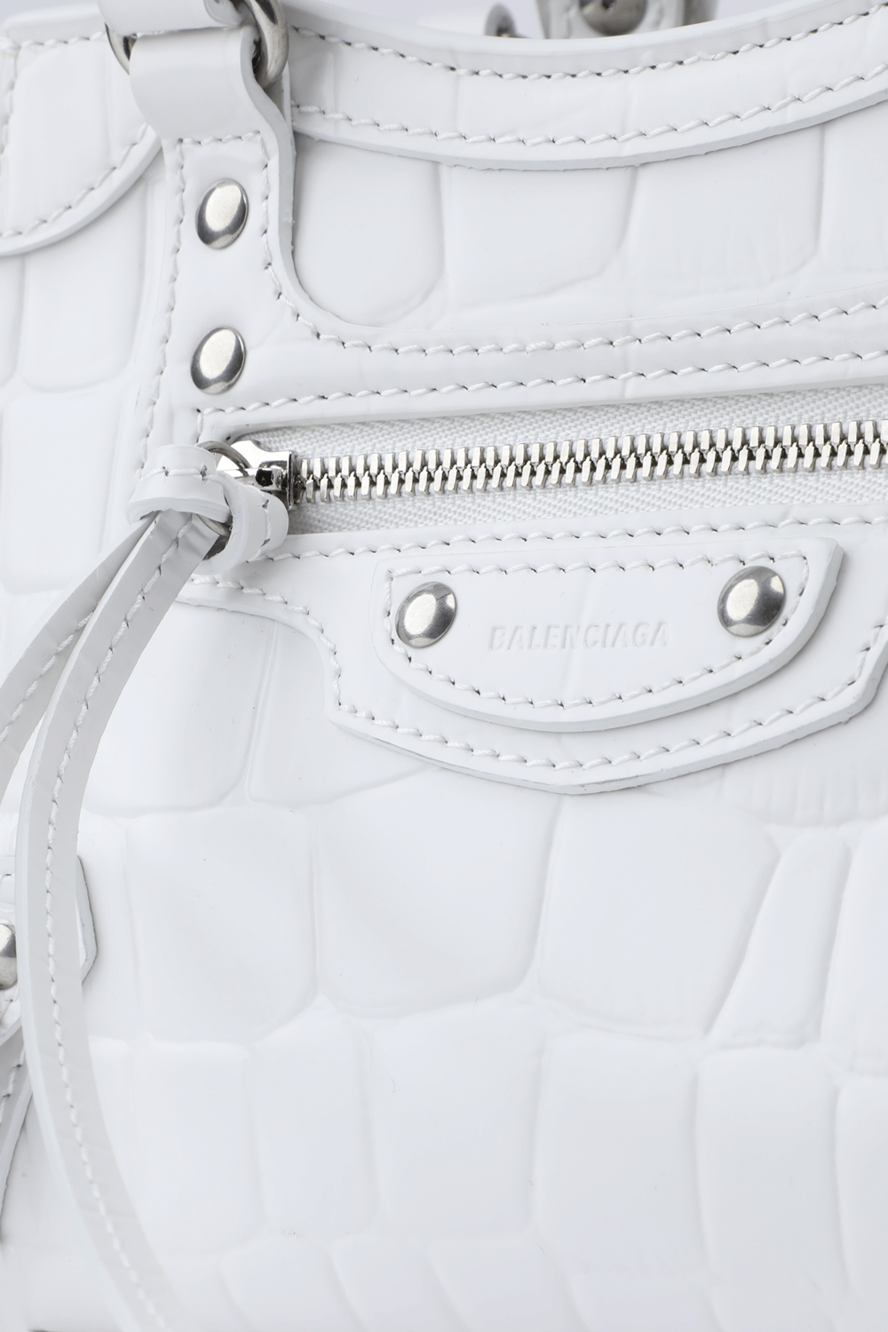 תמונת תקריב של Neo Classic City Mini Bag in White