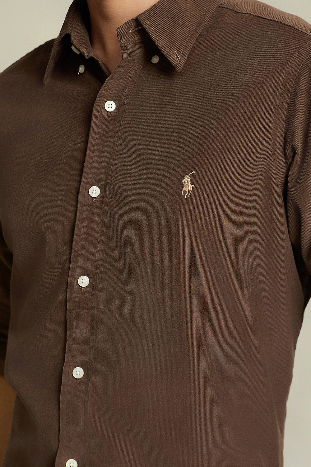 תמונת תקריב דוגמן של חולצה מכופתרת