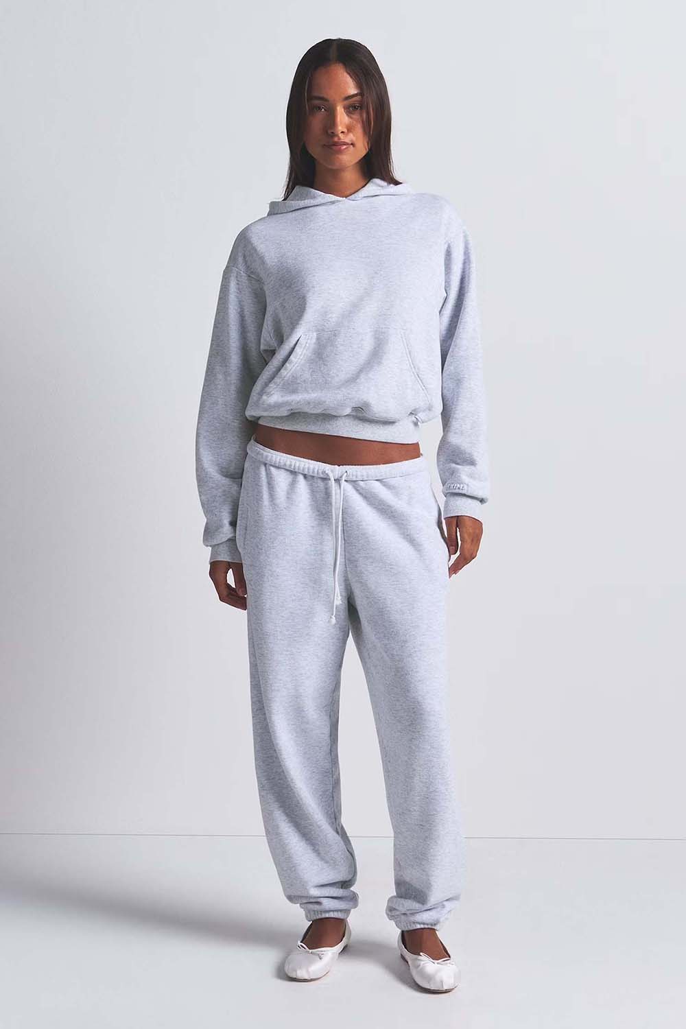 תמונת דוגמן קידמית של CLASSIC PULLOVER HOODIE