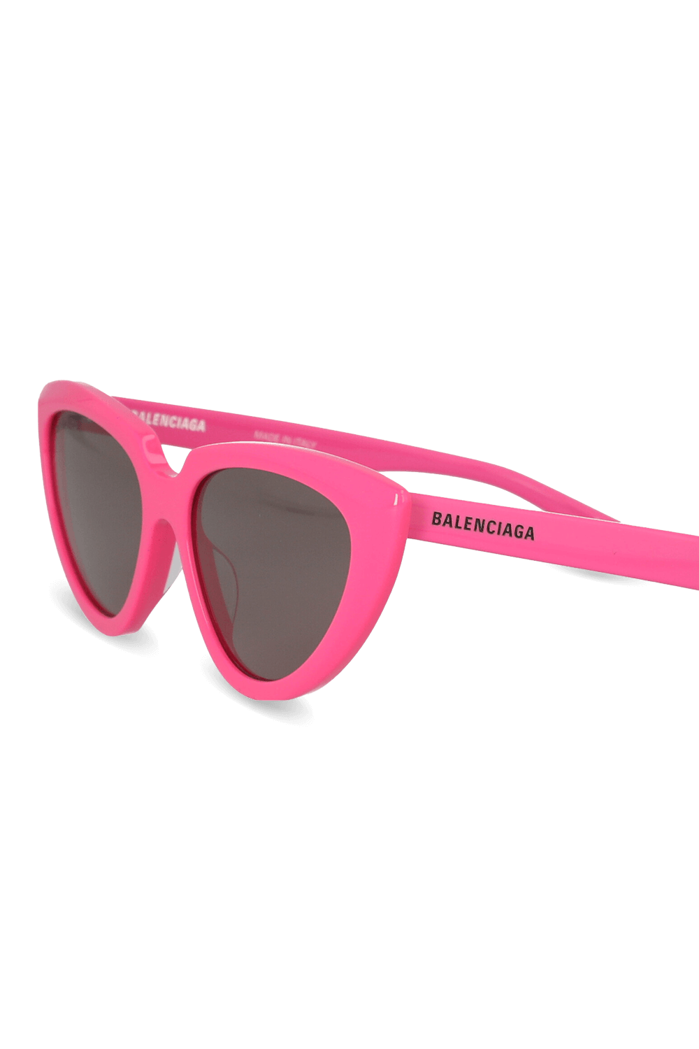 תמונת תקריב של משקפי שמש ורודים עם מסגרת חתול