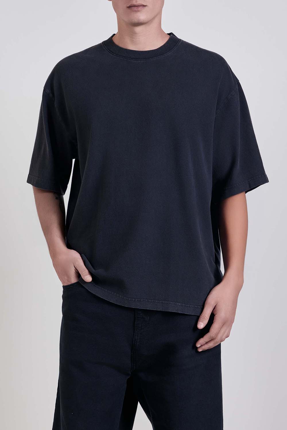 תמונת דוגמן קידמית של חולצת טי בגזרת אוברסייז