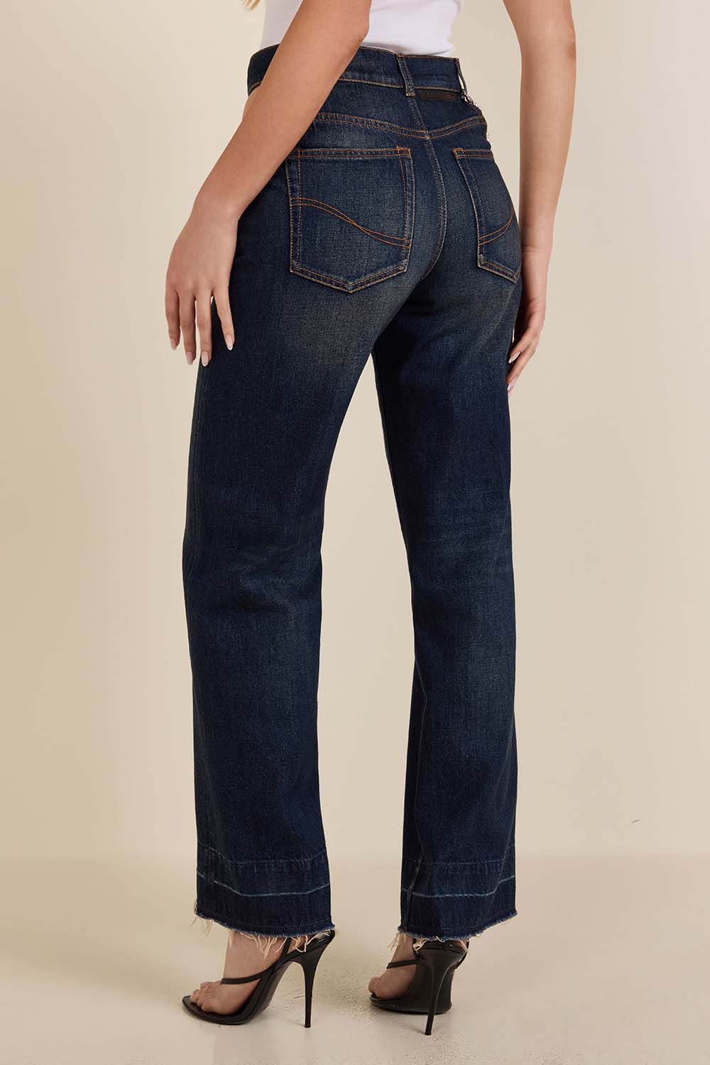 תמונת דוגמן אחורית של מכנסי ג'ינס בגזרה ישרה