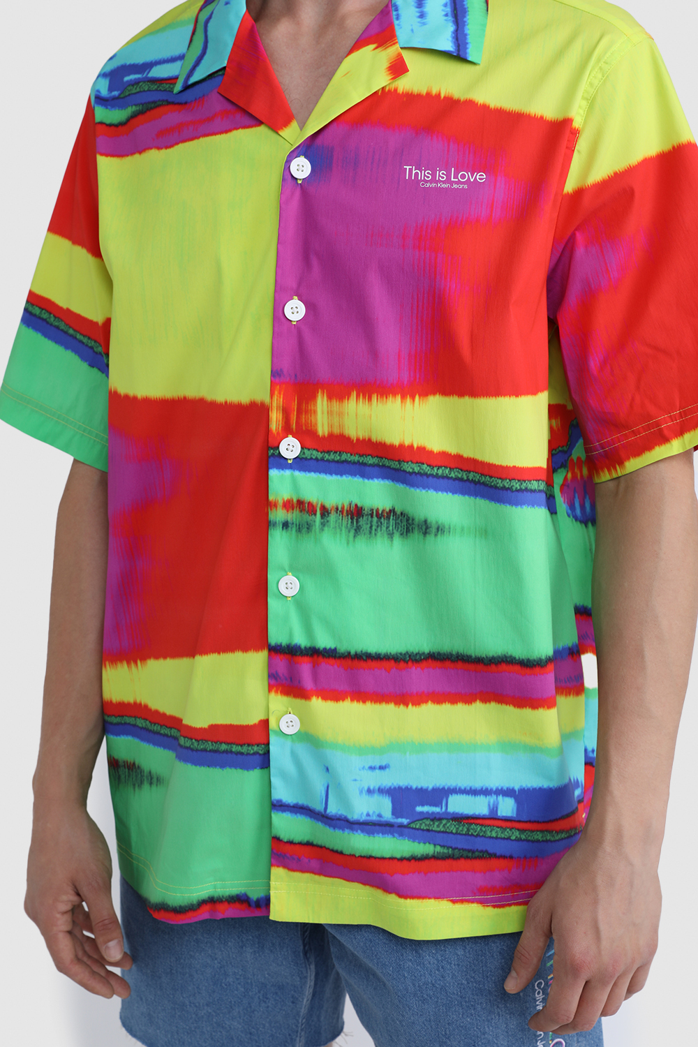 תמונת תקריב דוגמן של חולצה מכופתרת קצרה - גאווה