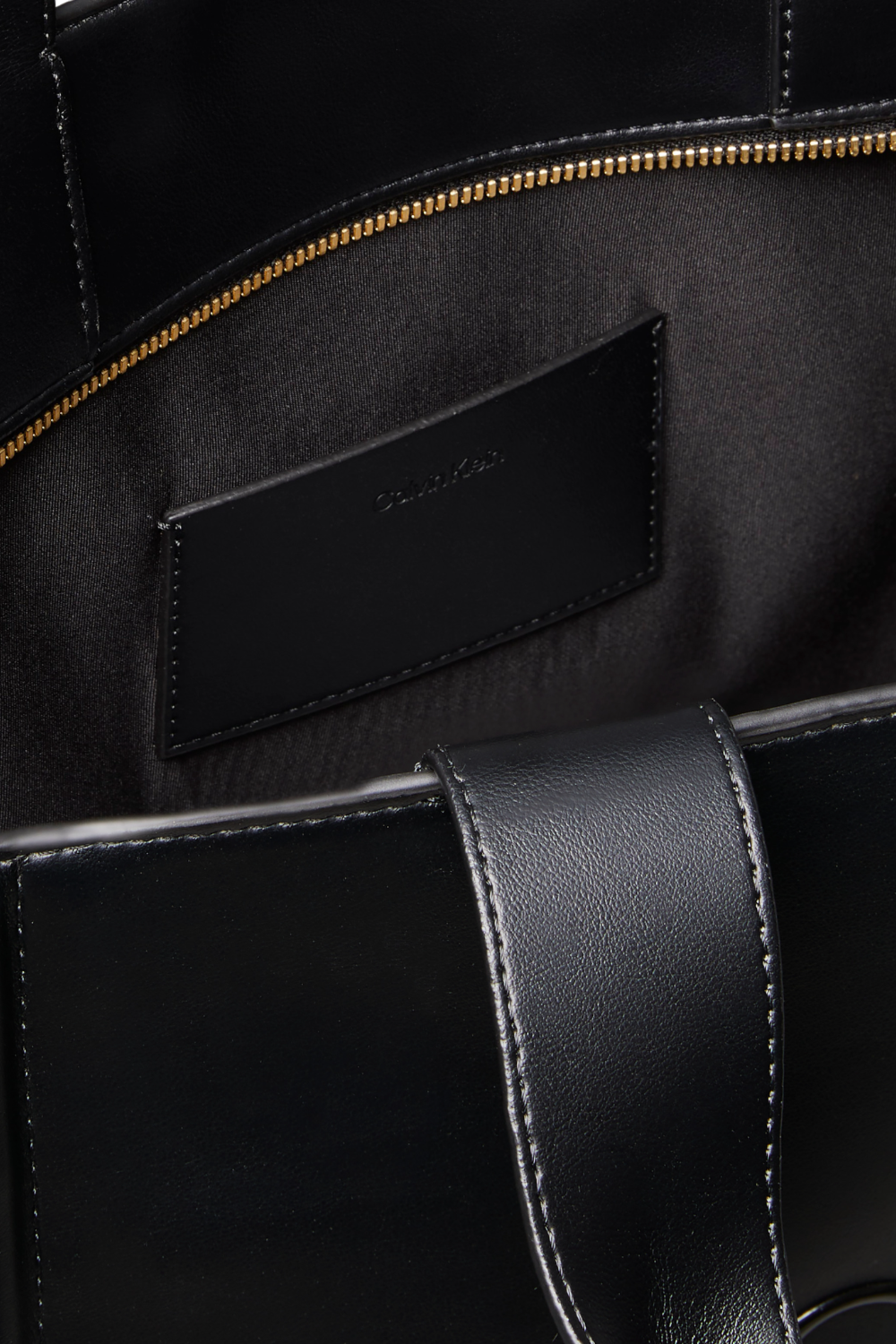 תמונת תקריב של תיק כתף מדיום