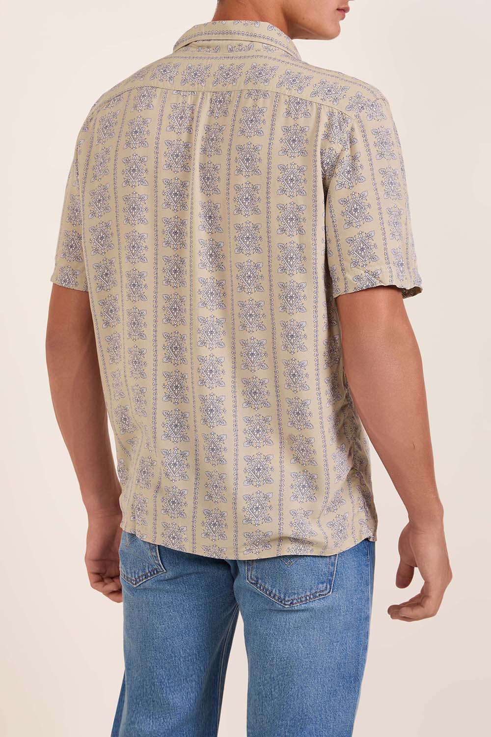 תמונת דוגמן אחורית של חולצת כפתורים