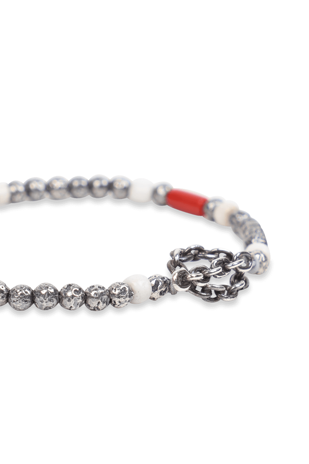 תמונת תקריב של צמיד מחרוזי כסף ואבני קורל אדום