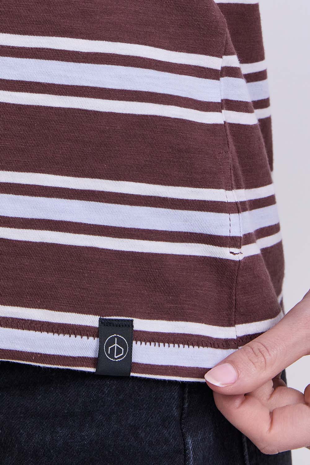 תמונת תקריב דוגמן של חולצת סריג קשמיר