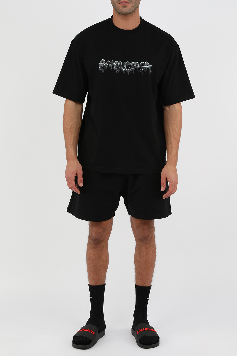 תמונת דוגמן קידמית של כפכפי סליידס שחורים עם לוגו אדום