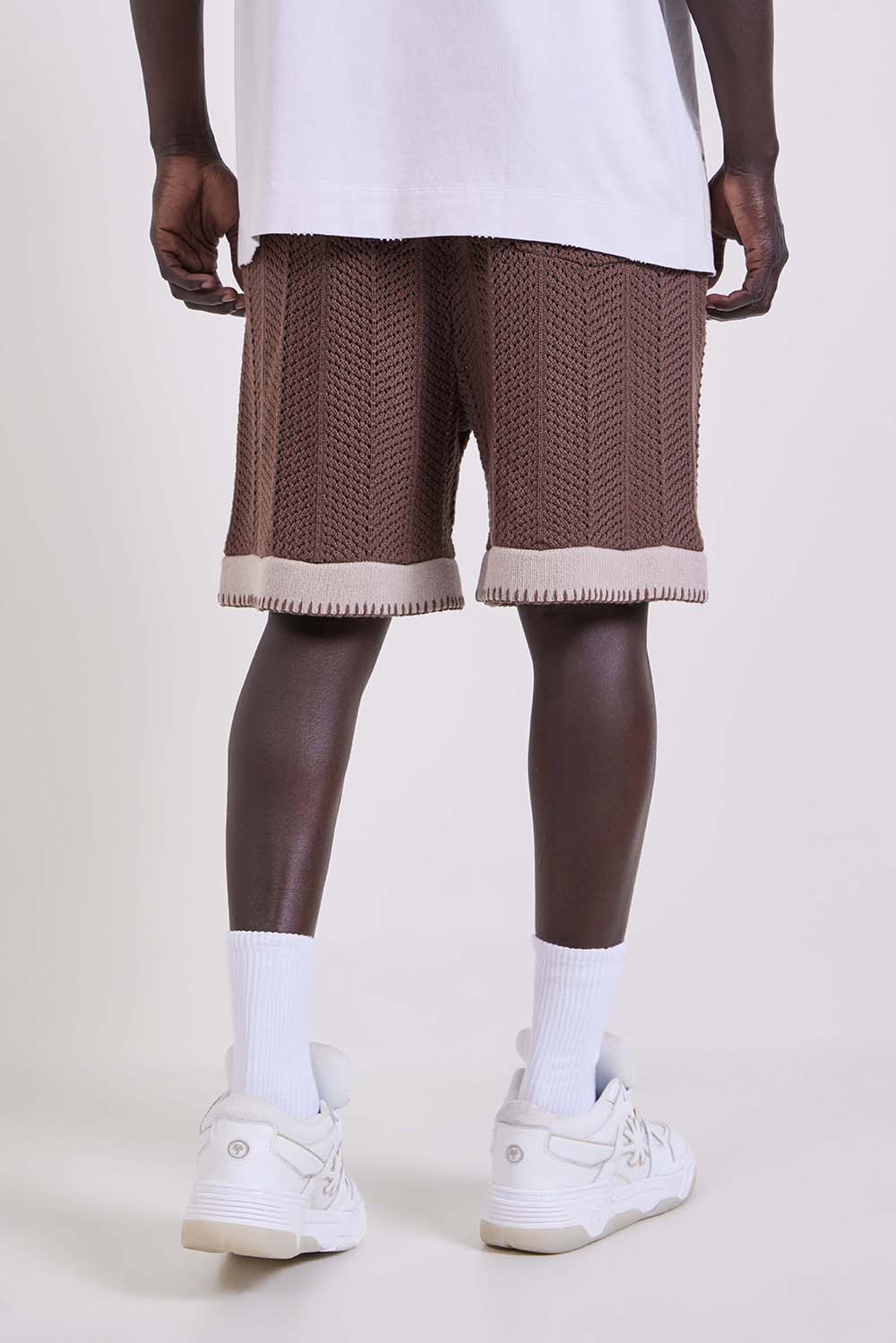 תמונת דוגמן אחורית של מכנסיים קצרים סרוגים