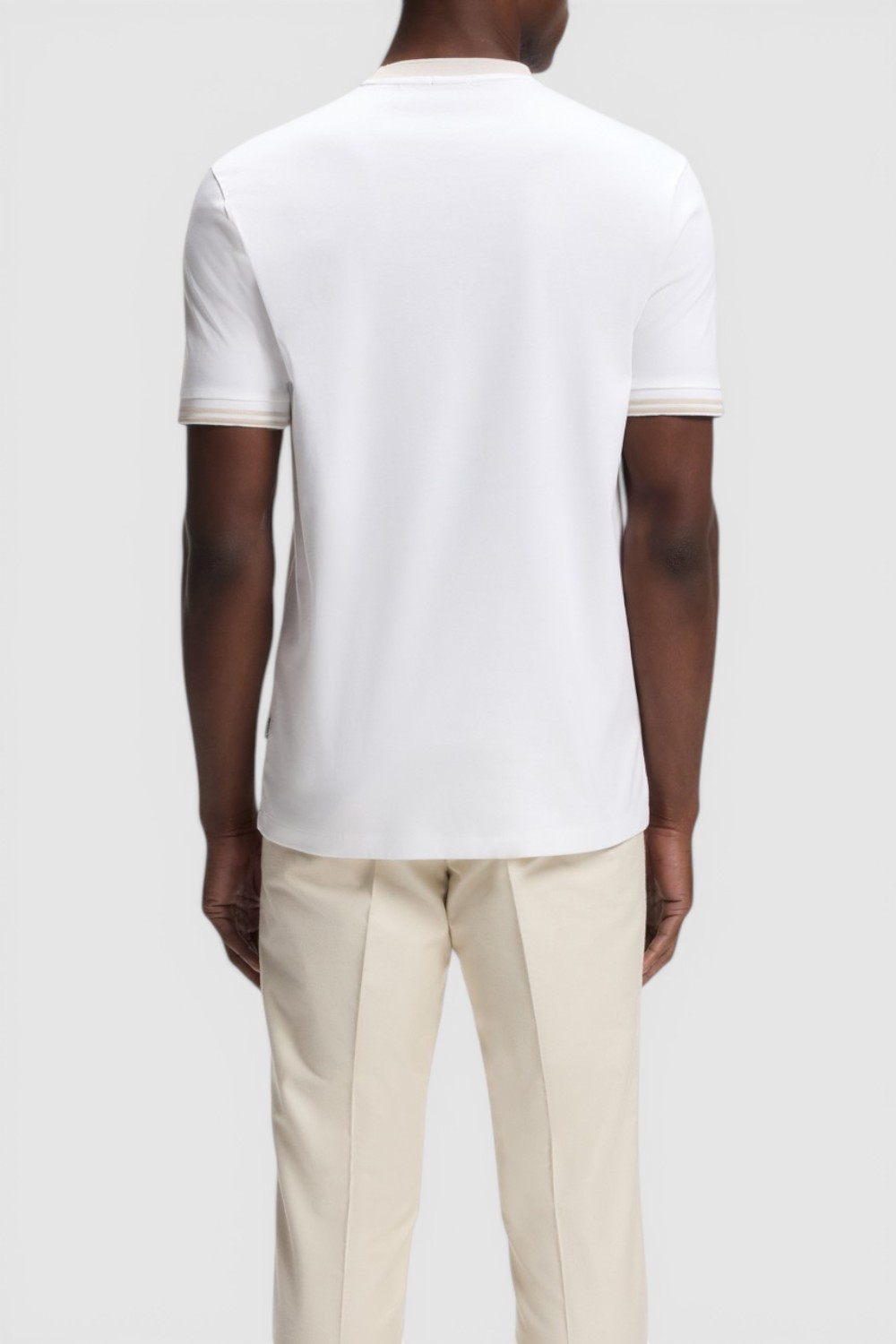 תמונת דוגמן אחורית של חולצת טי בגזרת סלים