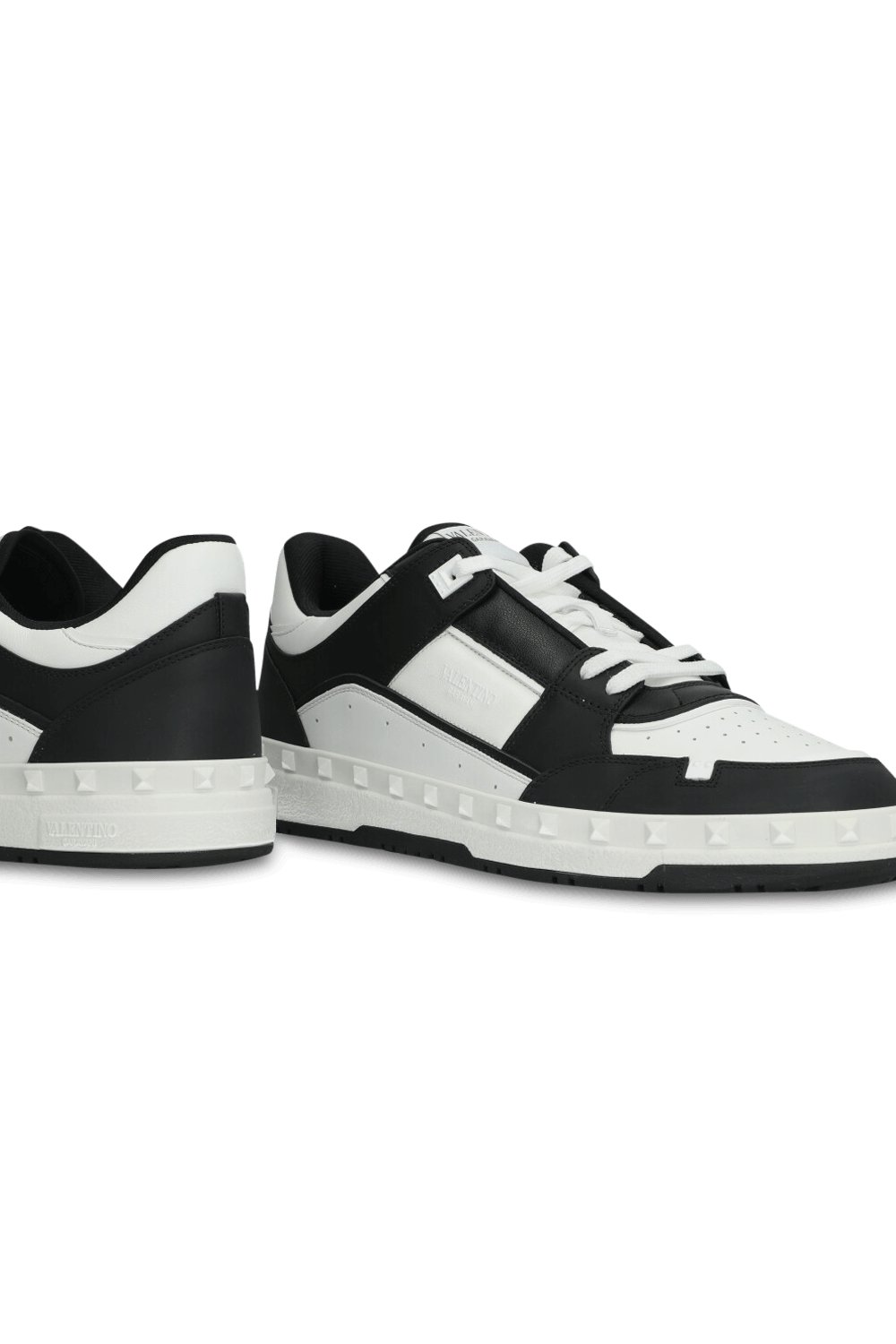 תמונת תקריב של נעלי סניקרס