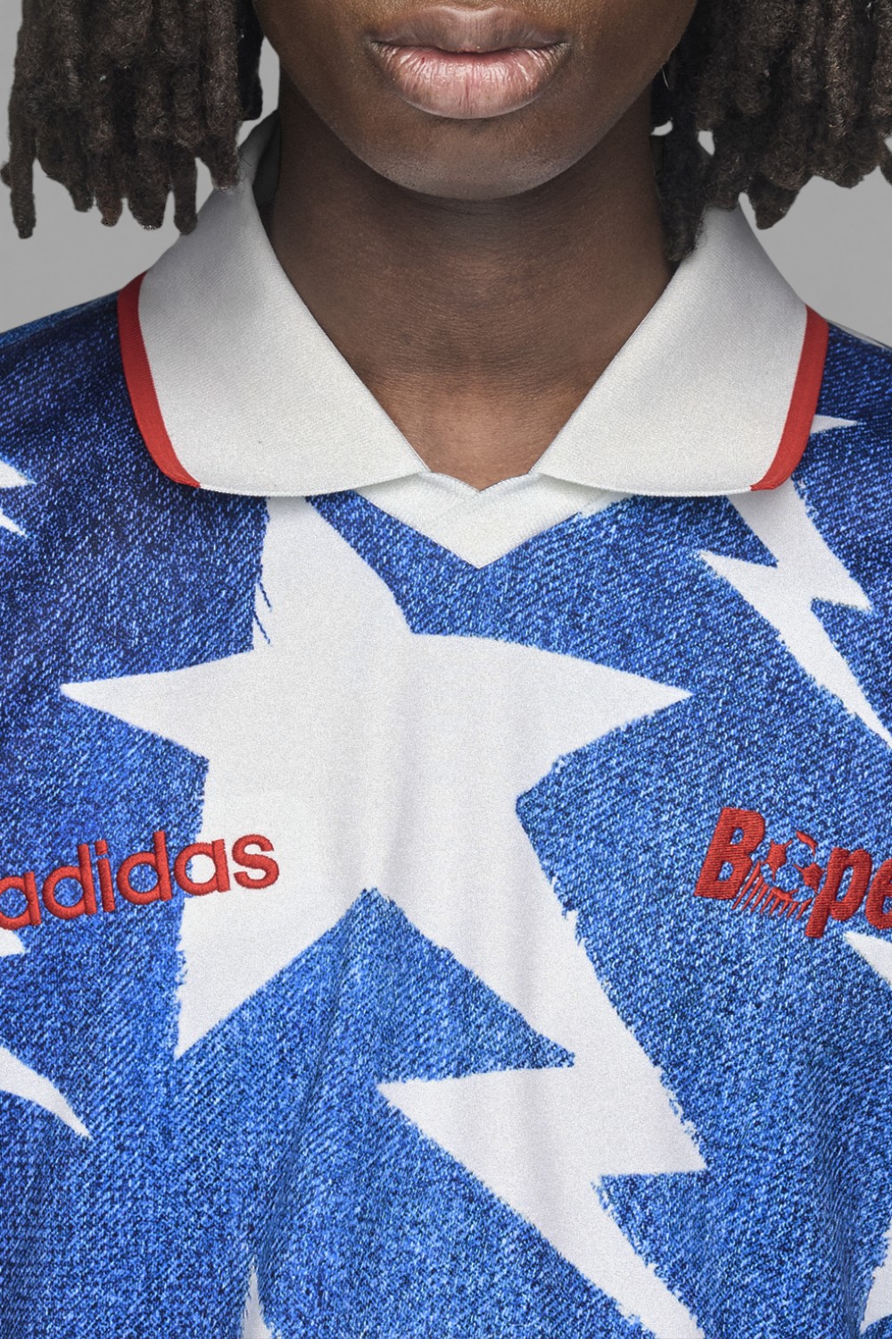 תמונת תקריב דוגמן של חולצת ג׳רזי אדידס X בייפ