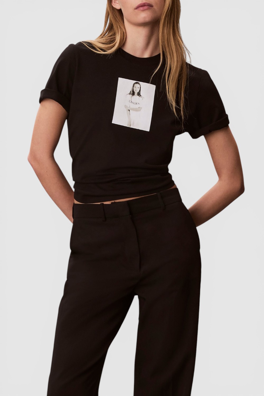 תמונת דוגמן קידמית של חולצת טי בגזרה ישרה