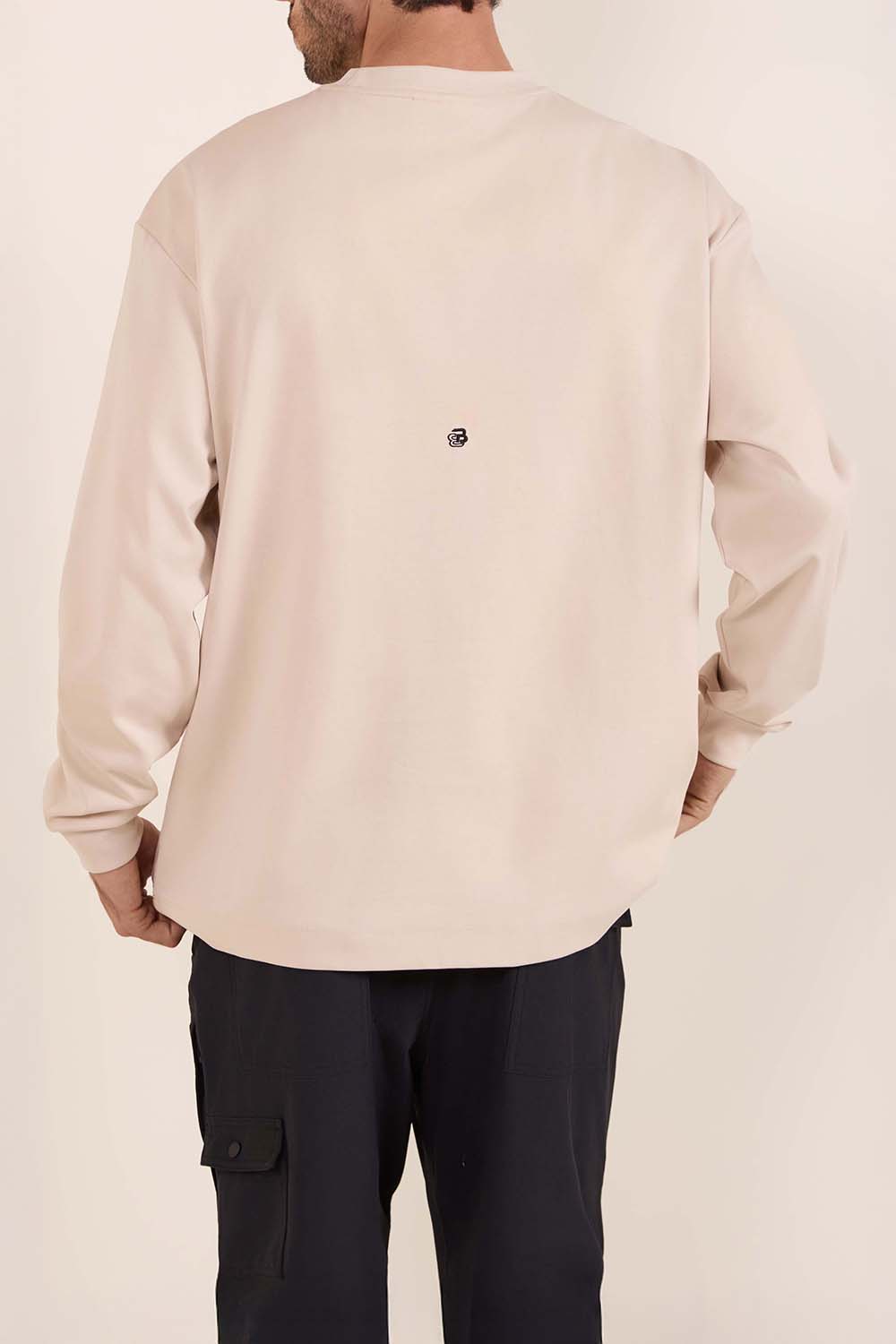 תמונת דוגמן אחורית של חולצת טי ארוכה משוחררת