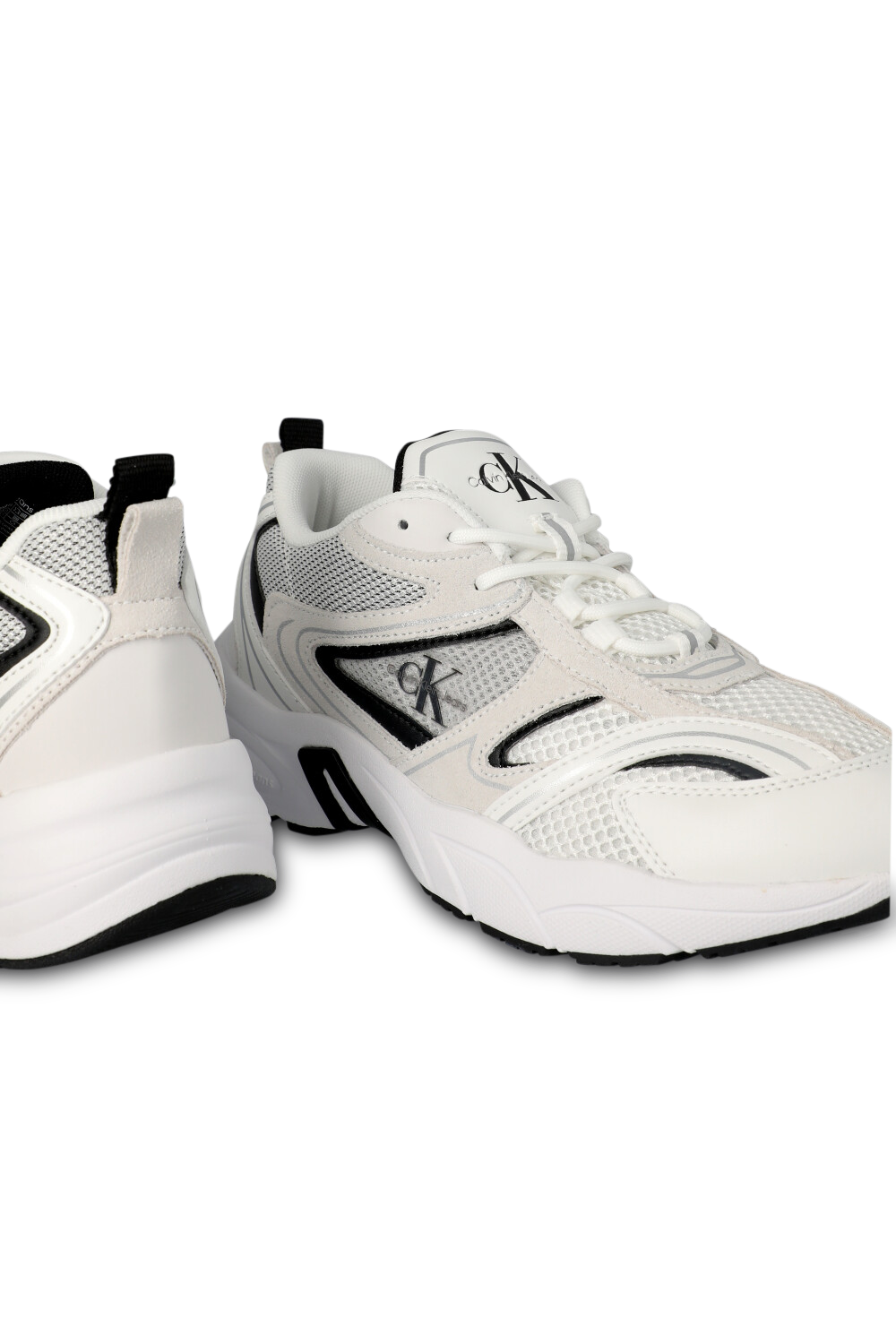 תמונת תקריב של נעלי סניקרס