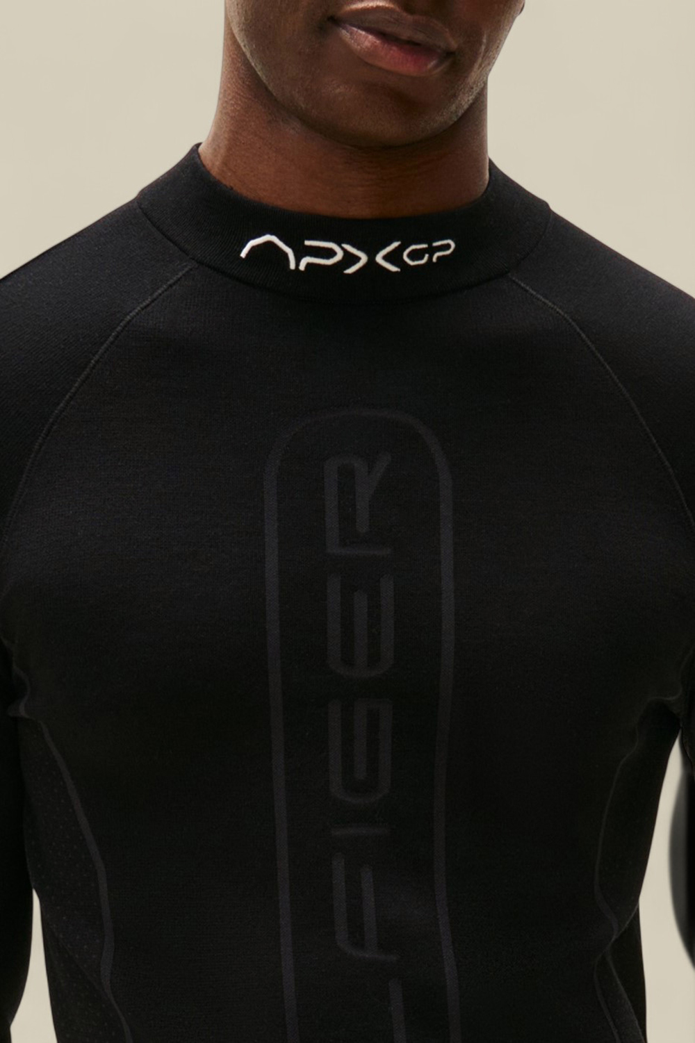 תמונת תקריב דוגמן של טומי הילפיגר X סרט פורמולה 1 חולצת גולף