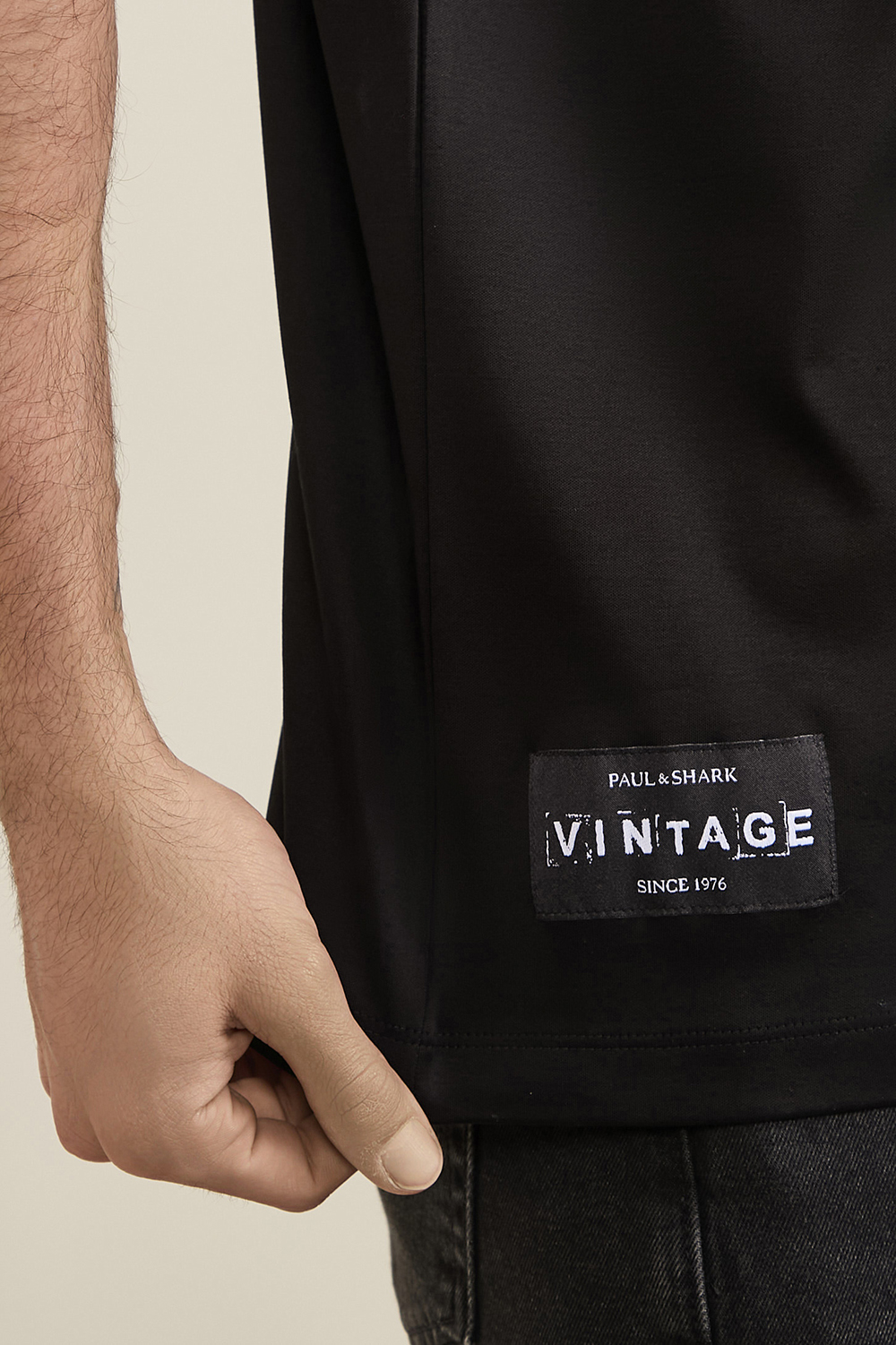 תמונת תקריב דוגמן של חולצת טי