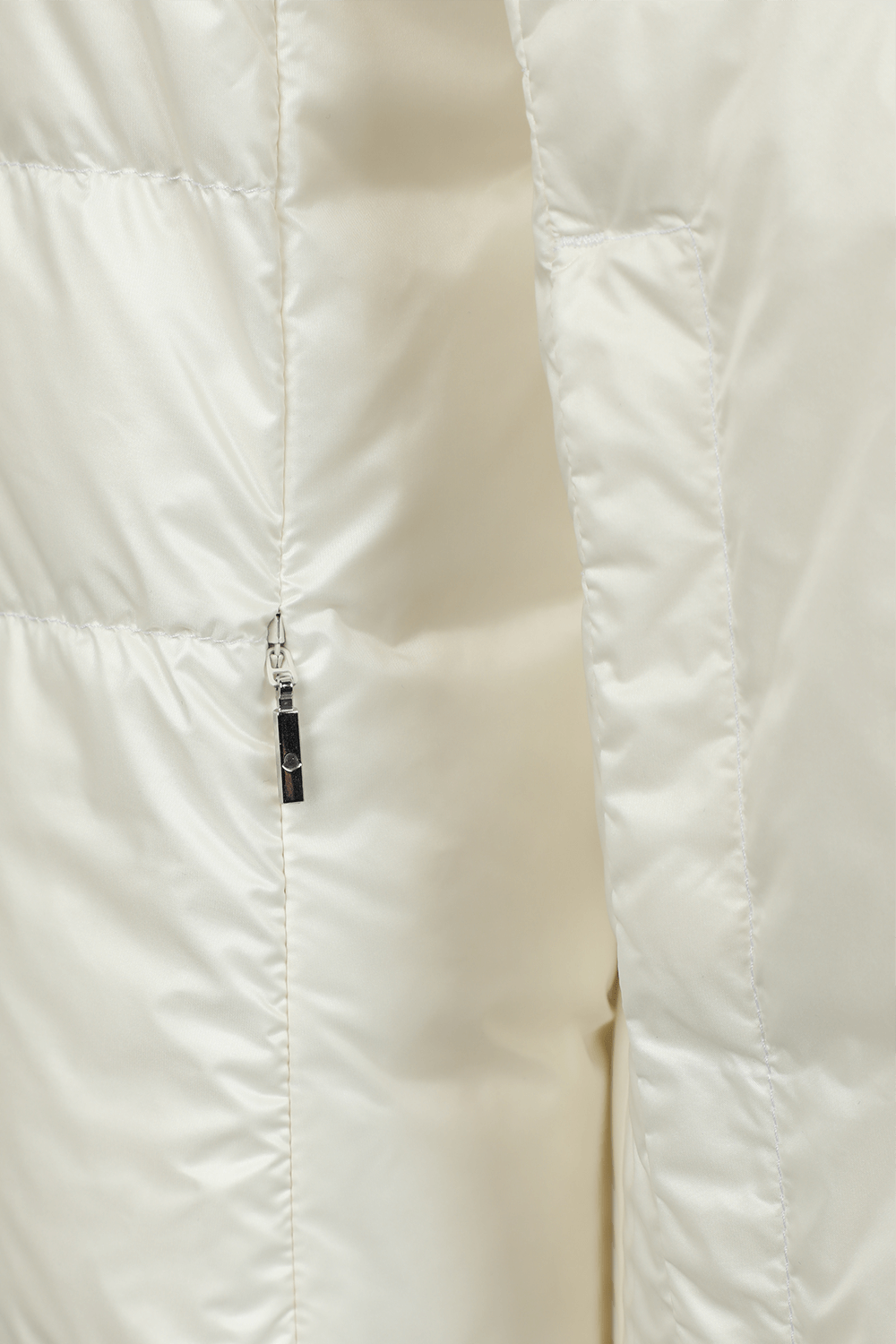 תמונה אחורית של מעיל פאפר לבן מדגם היסו