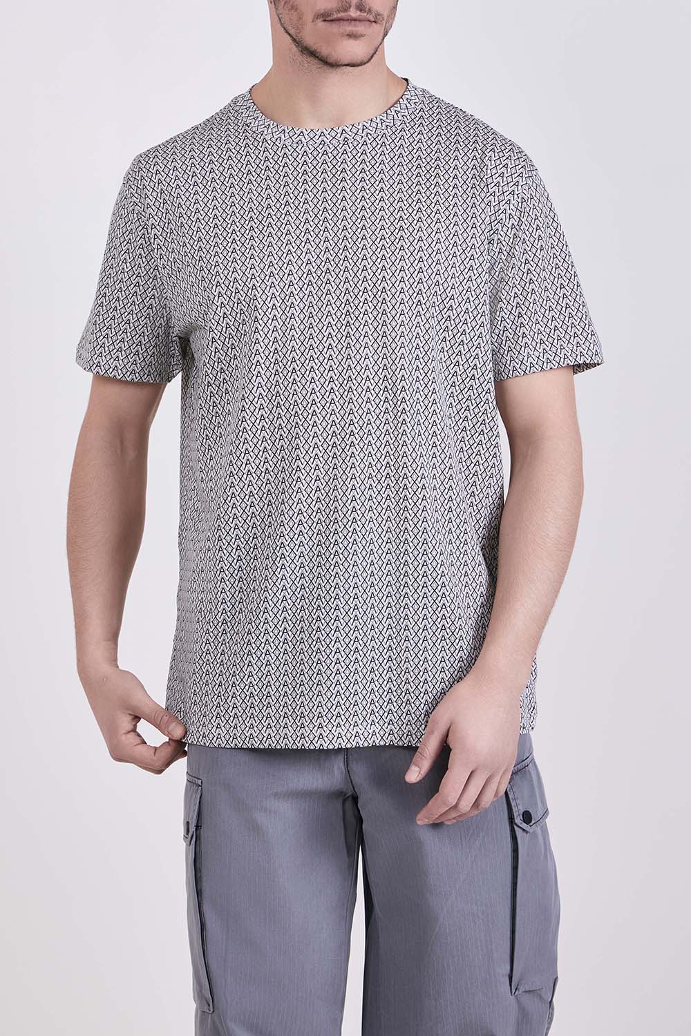 תמונת דוגמן קידמית של חולצת טי בגזרה ישרה