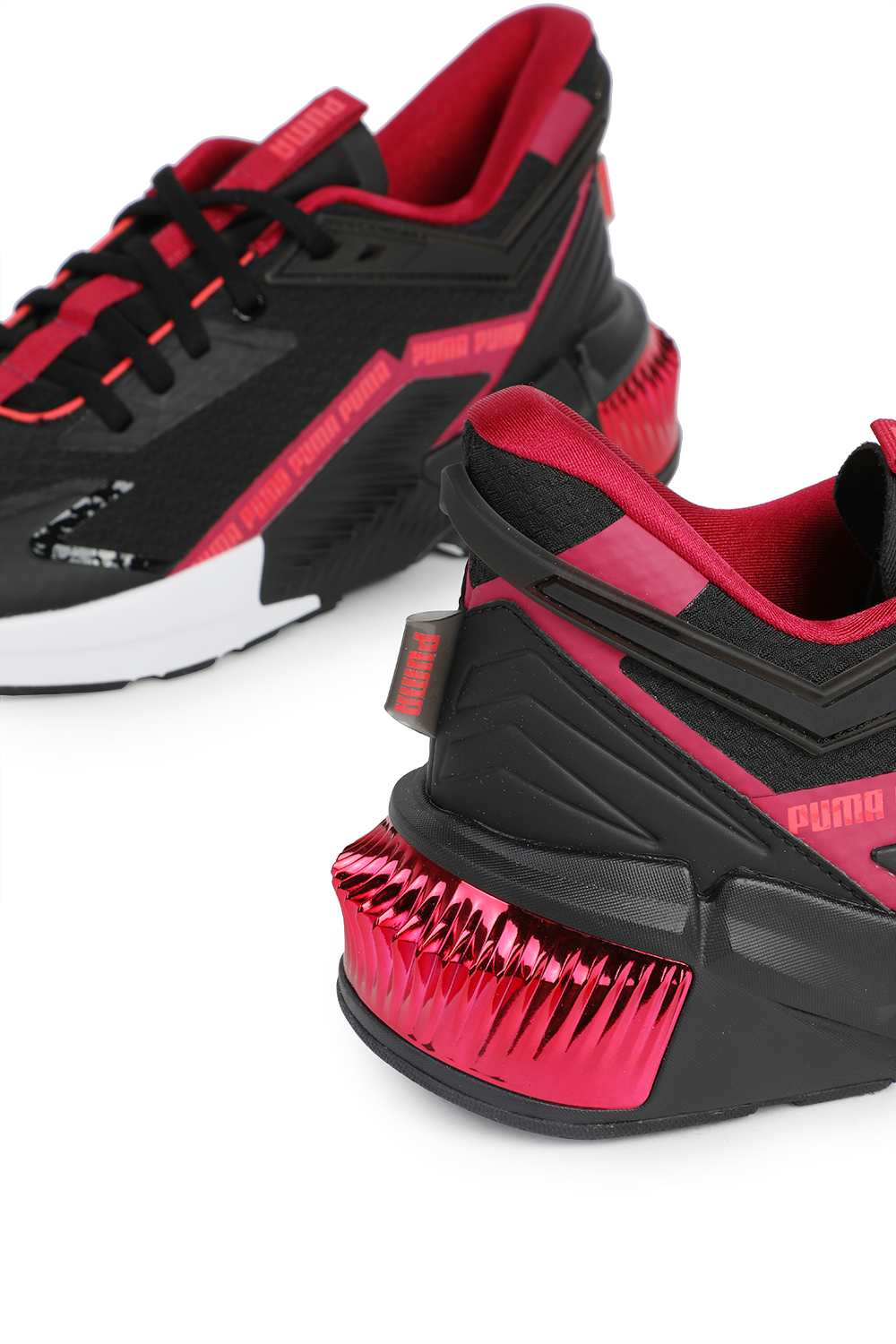 תמונת תקריב של נעלי סניקרס פרובוק אקס טי